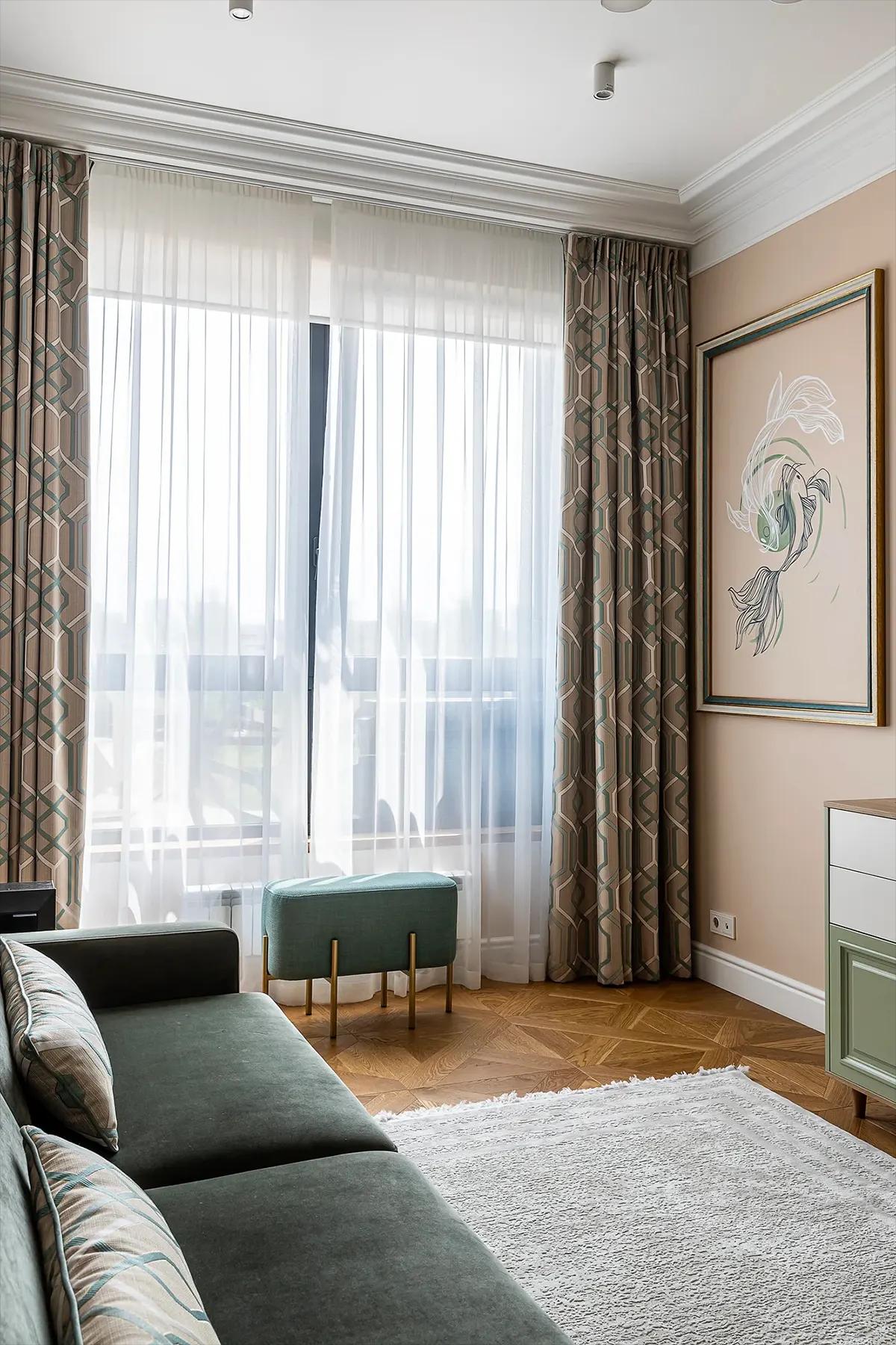 Элегантная гостиная с темно-зеленым бархатным диваном