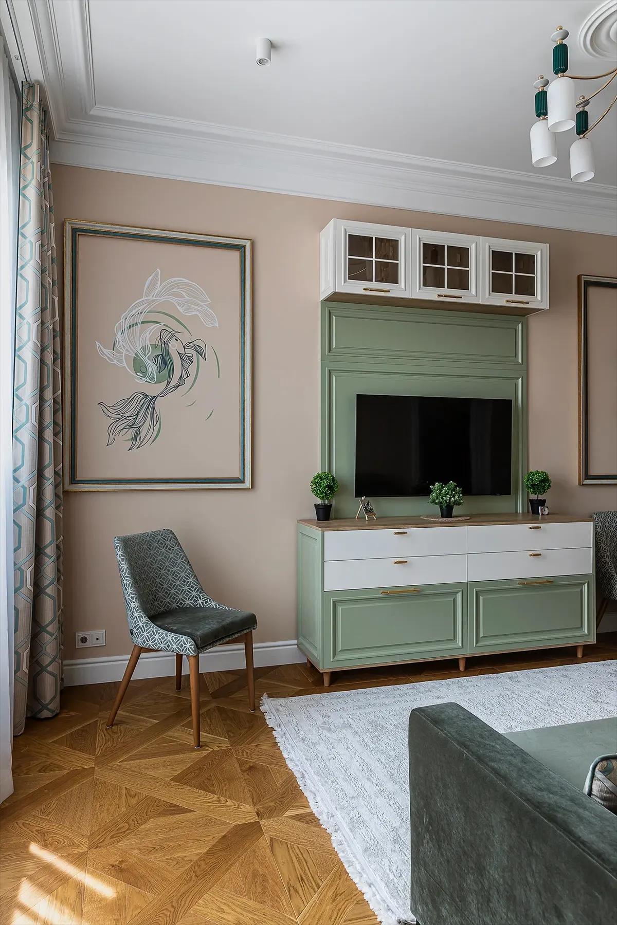 Рисунок вместо картины на стене в гостиной обрамлен деревянными рамками