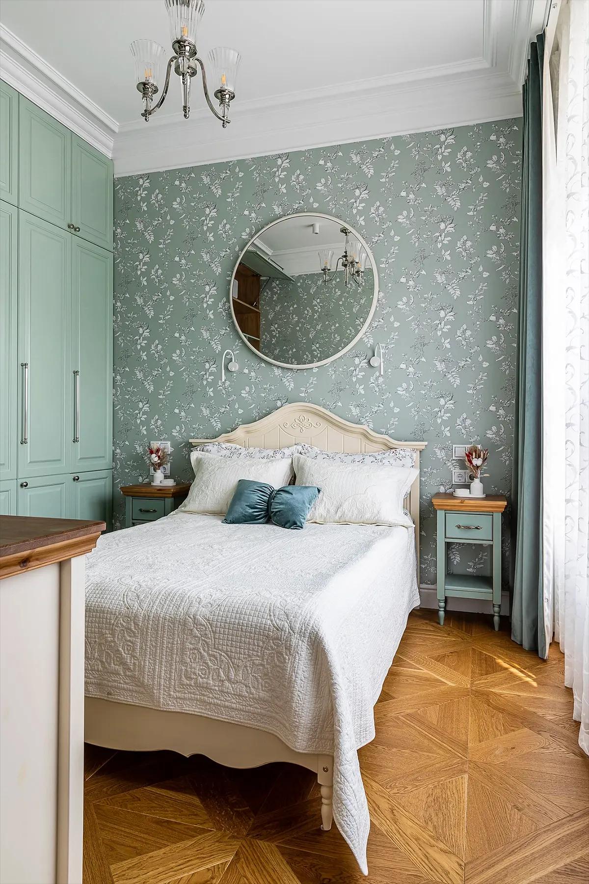 Спальня в стиле Прованс с мятными обоями на стене и цветочным узором