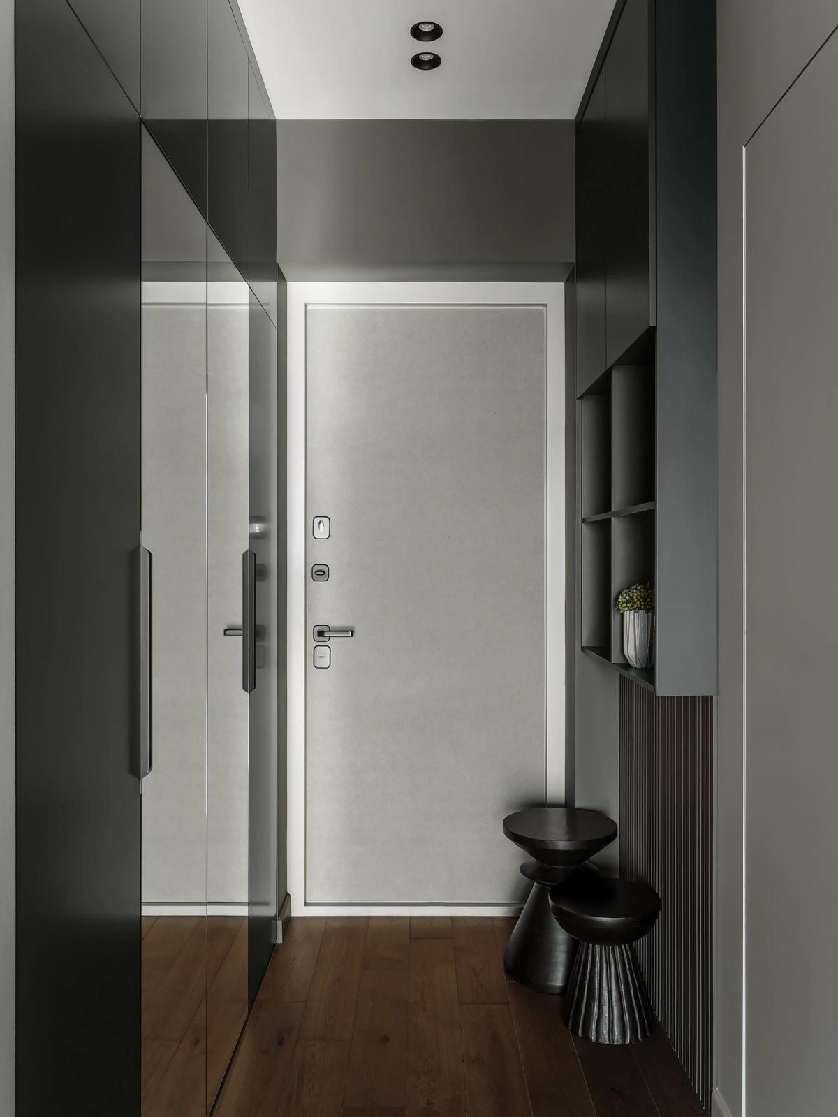 Коридор в квартире с зеркальными шкафами и узкими полками