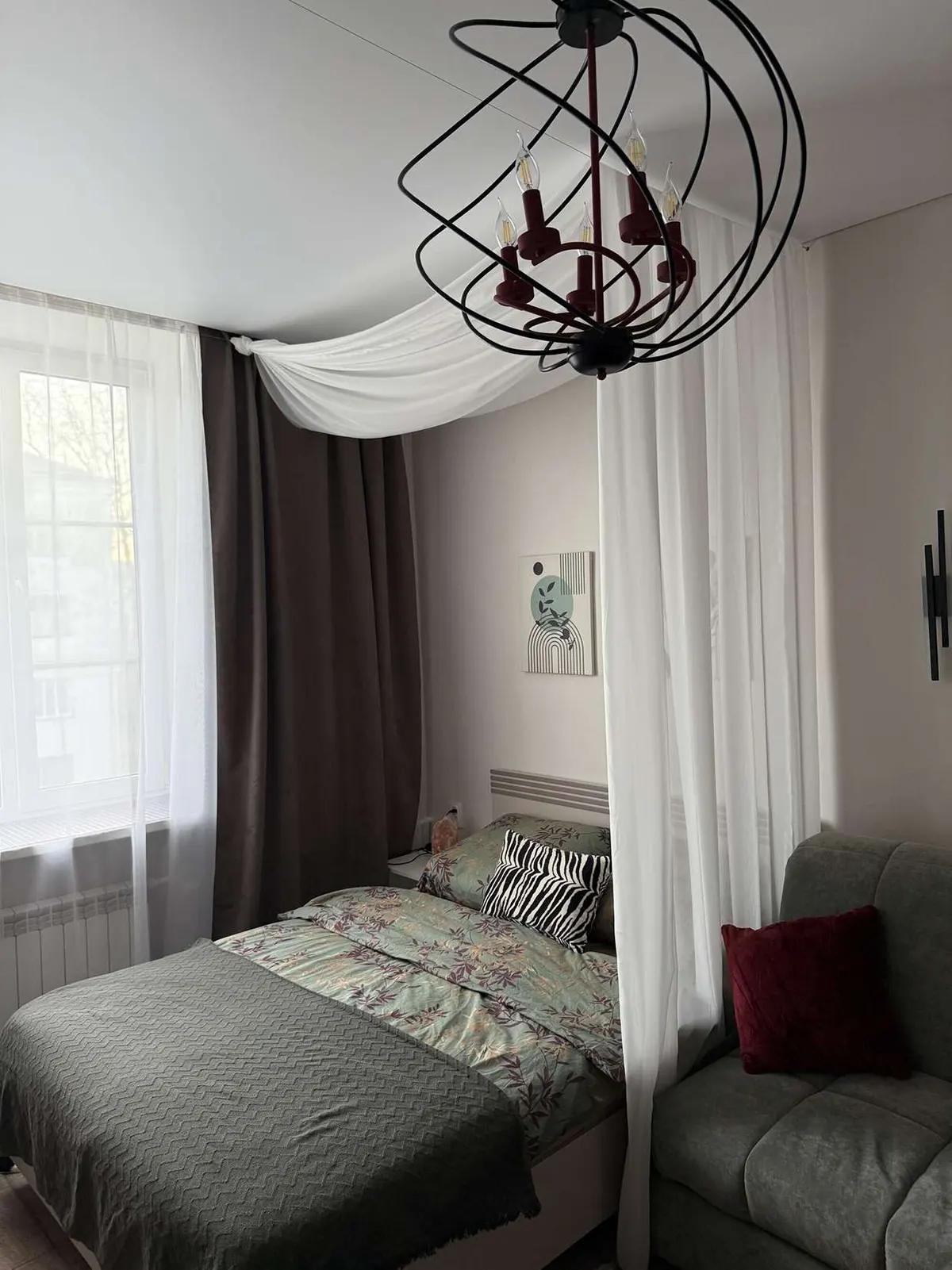 Комната разделенная светлой шторой