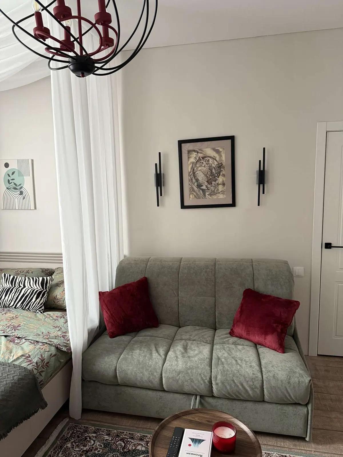 Уютная зона отдыха с диваном в гостиной