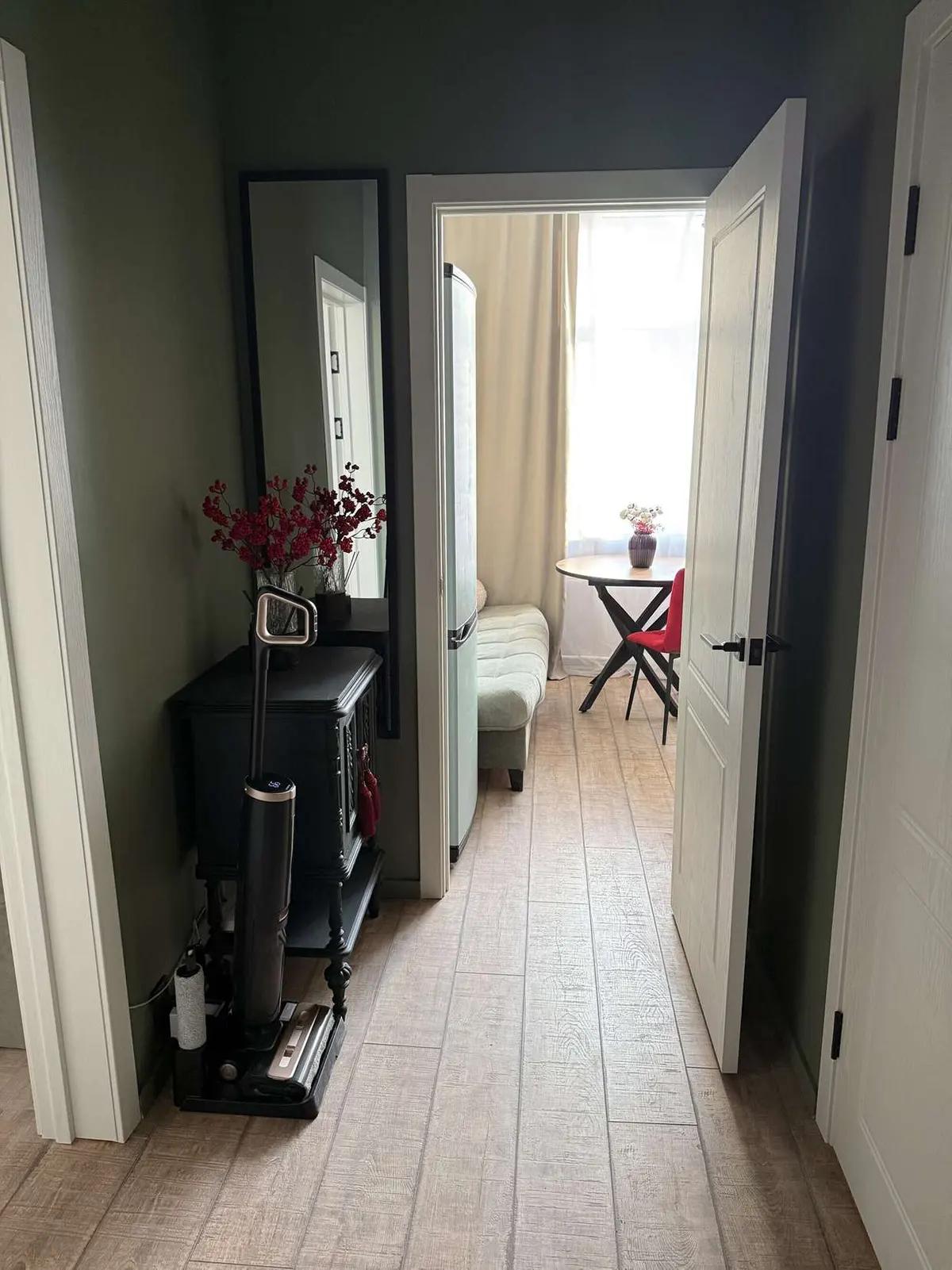 Прихожая с зеркалом, комодом, пылесосом