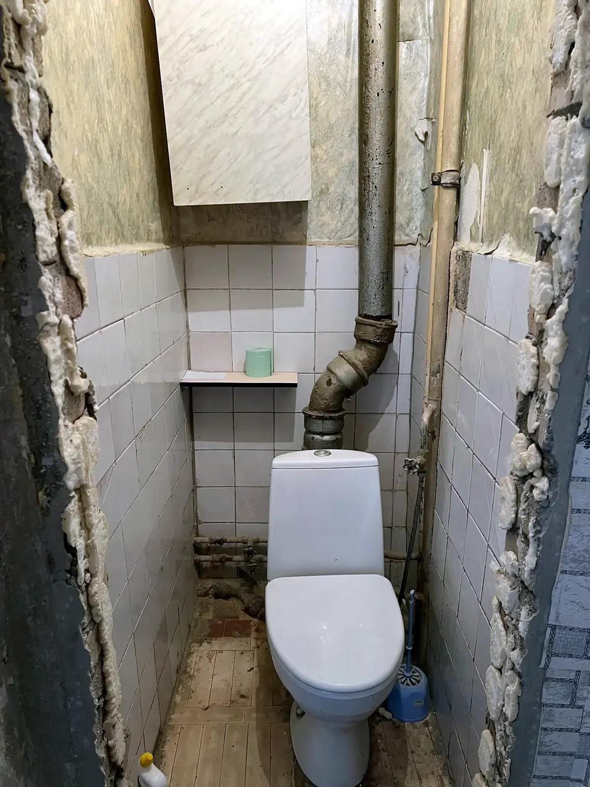 Туалет без двери с трубами и полкой