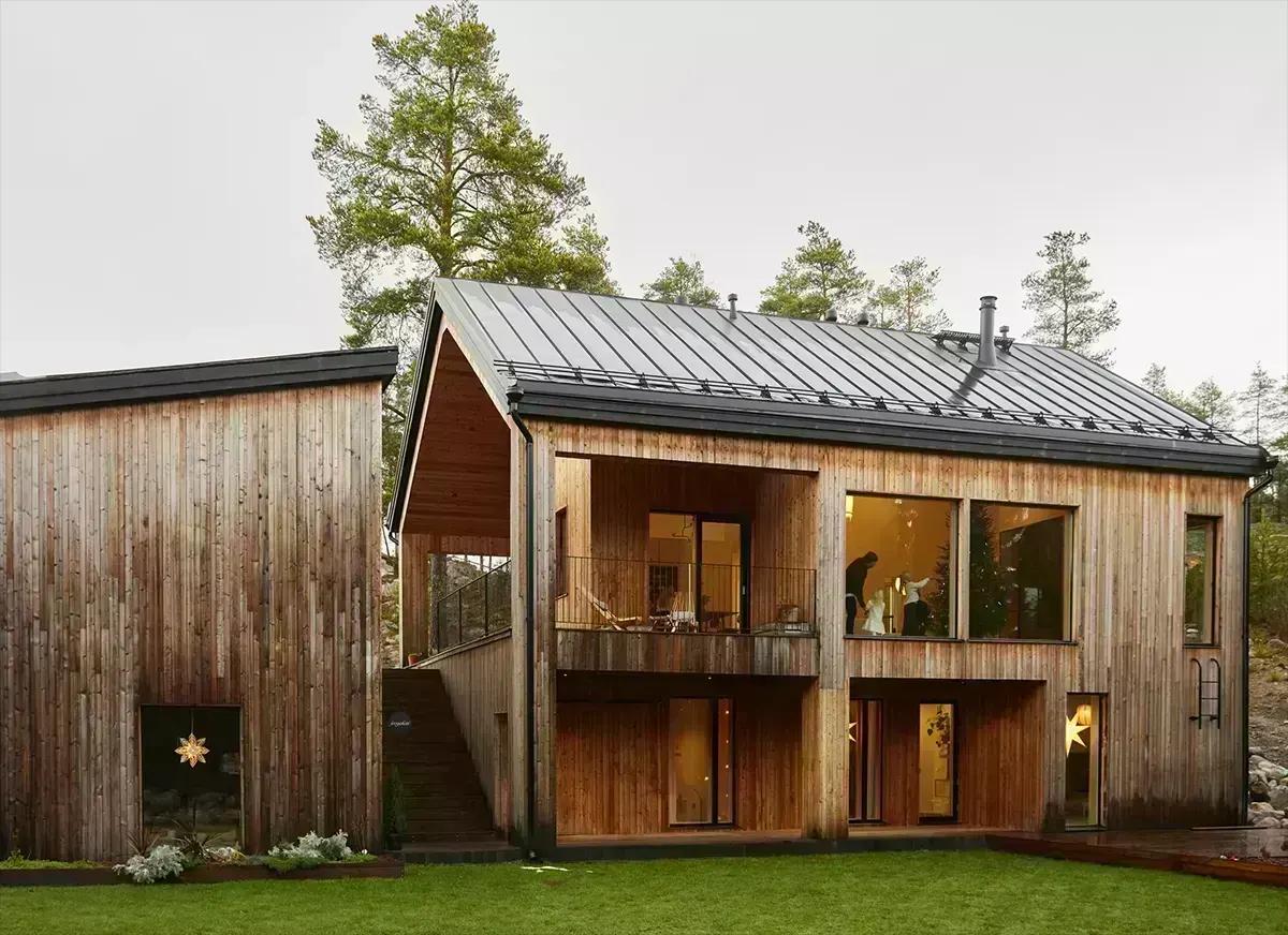 Фасад двухэтажного деревянного дома в Порвоо, Финляндия