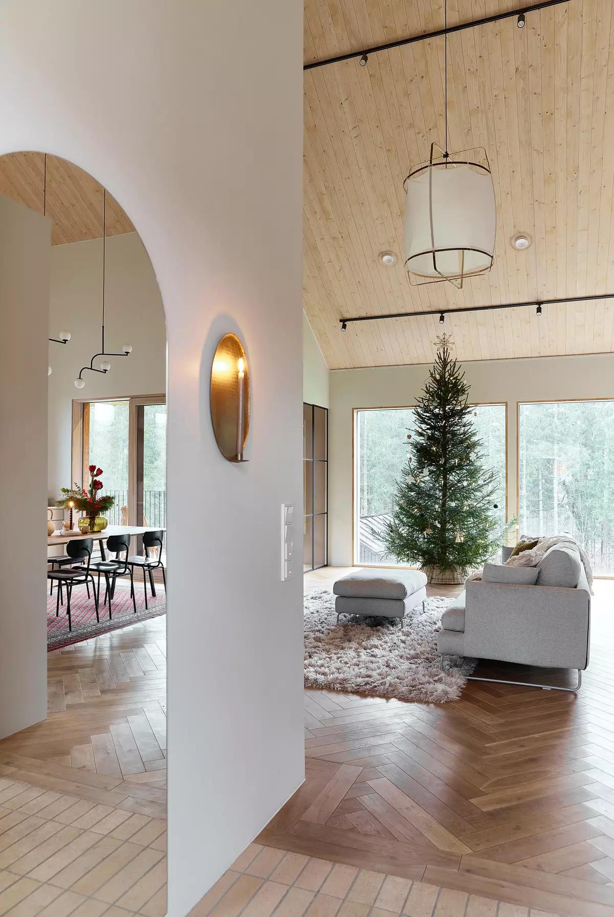 Просторная гостиная с панорамными окнами в финском доме