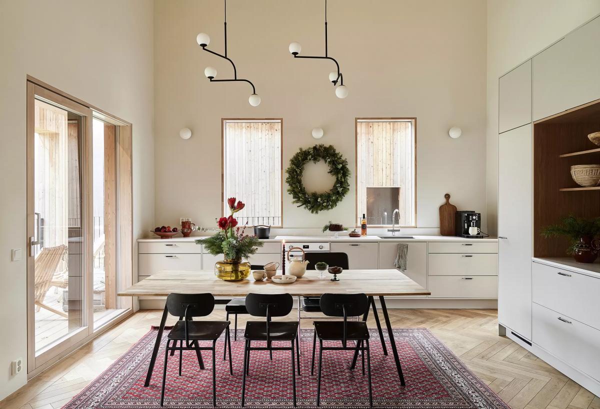 Современная обеденная зона, украшенная к Рождеству