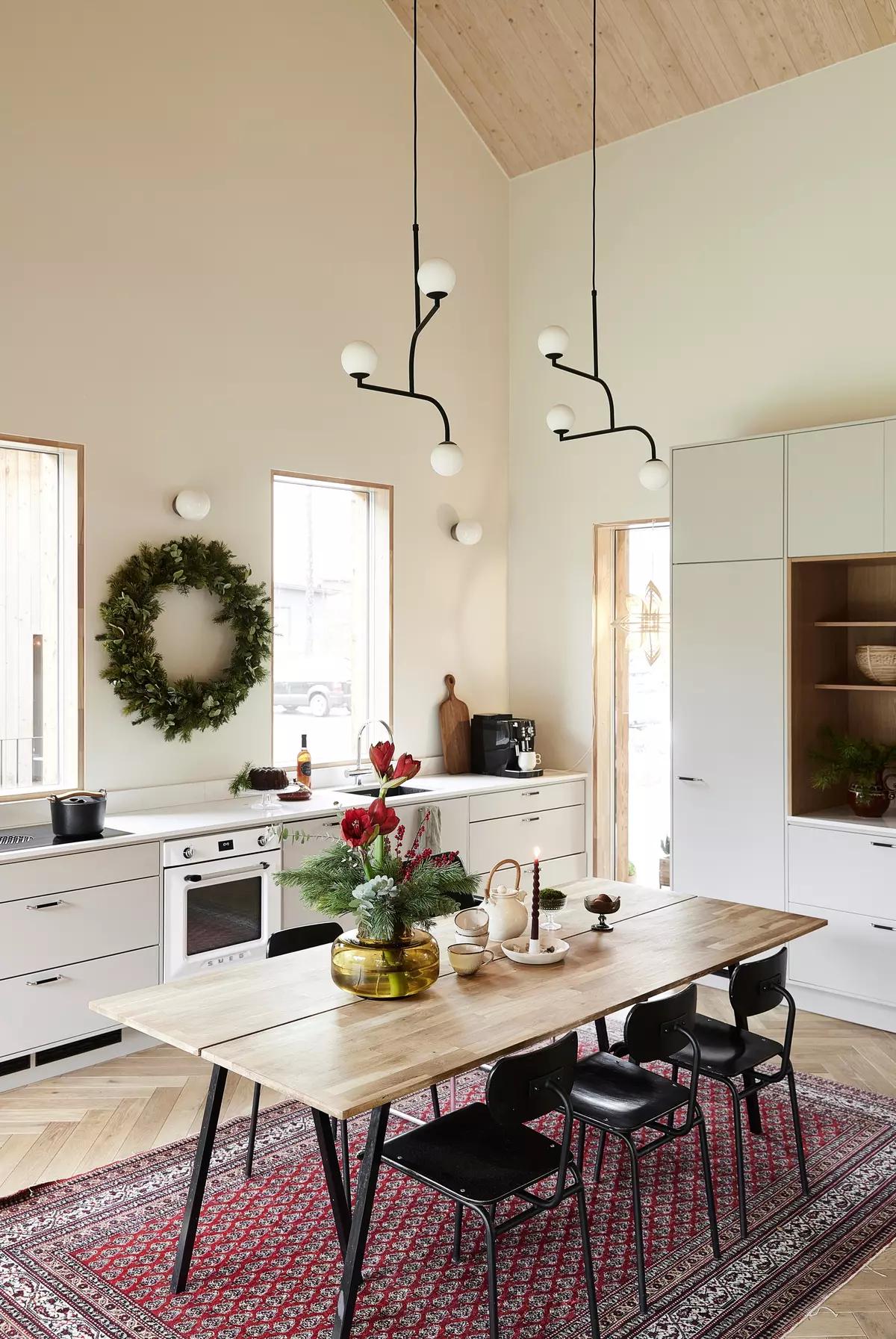 Ковер под обеденным столом 