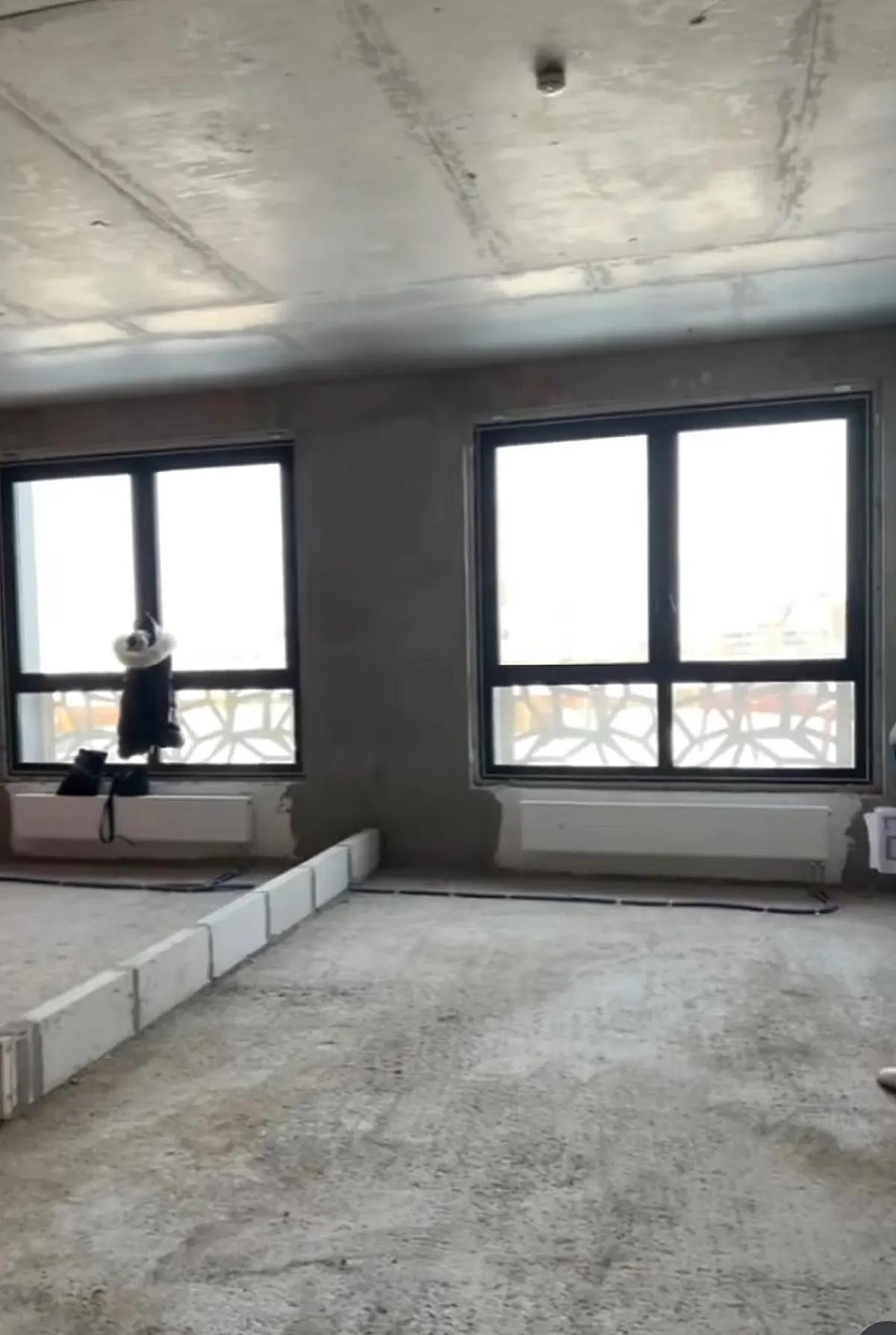 Комната с двумя большими окнами на этапе ремонта