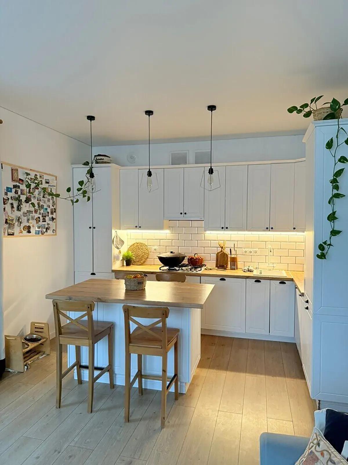 Кухня с белыми шкафами, и деревянным кухонным островом