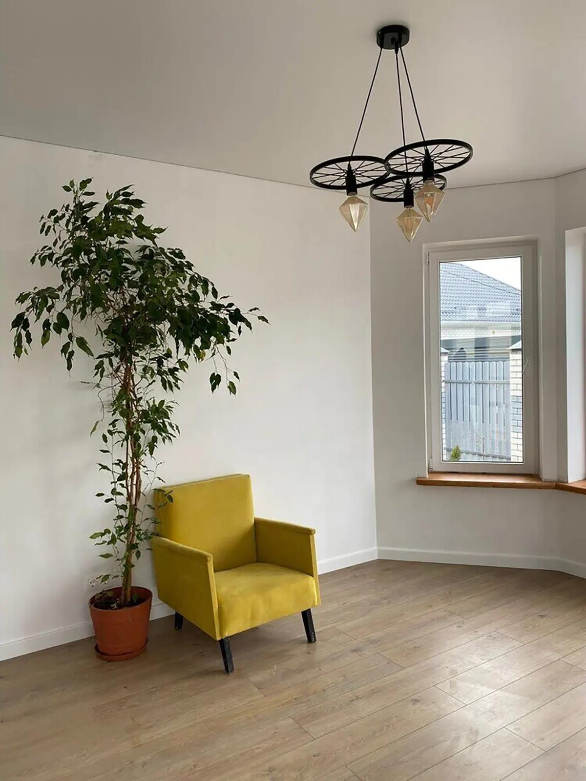 Комната с желтым креслом и высоким растением