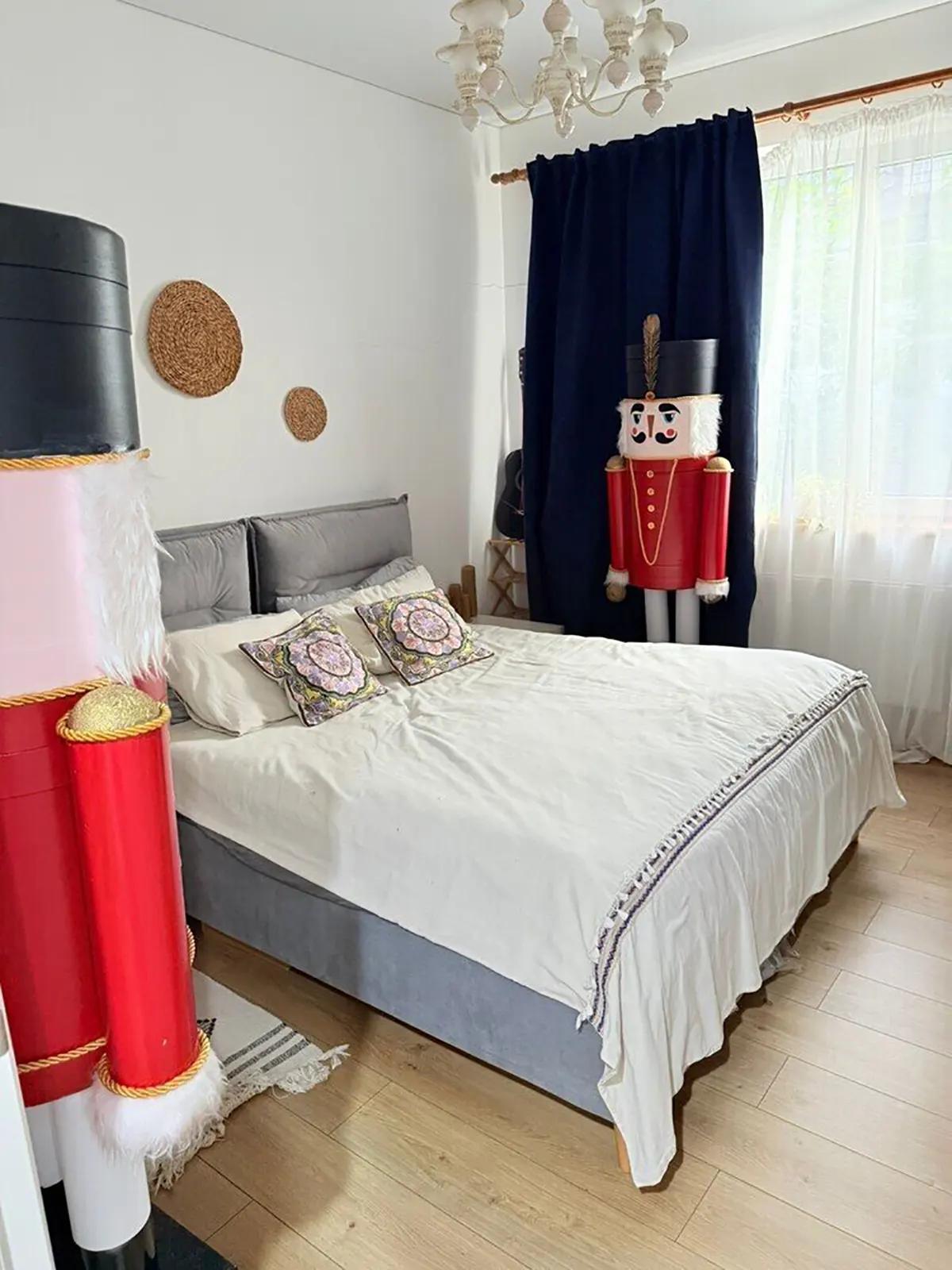 Спальня с большим щелкунчиком