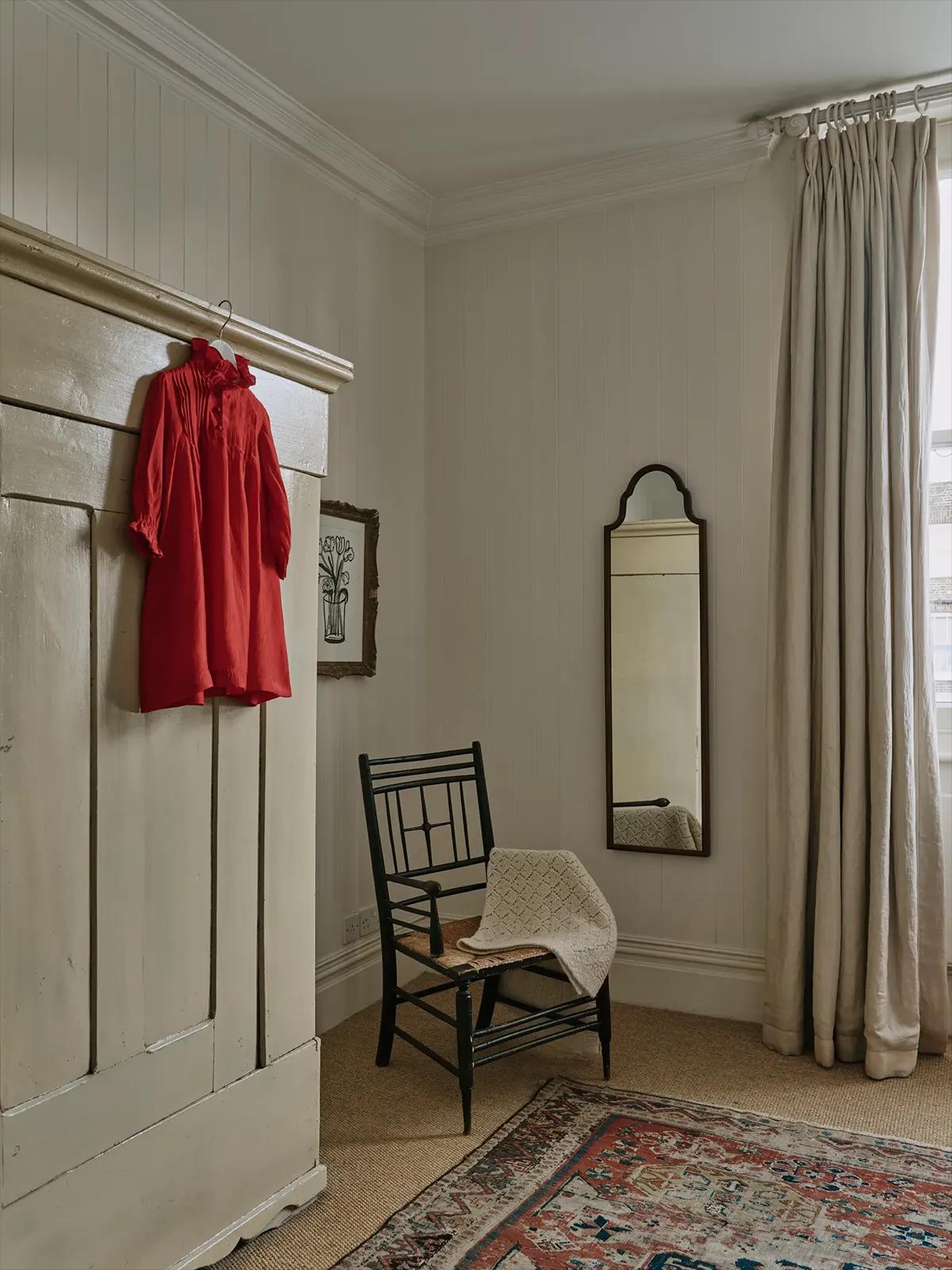Угол в спальне со стулом и зеркалом на стене
