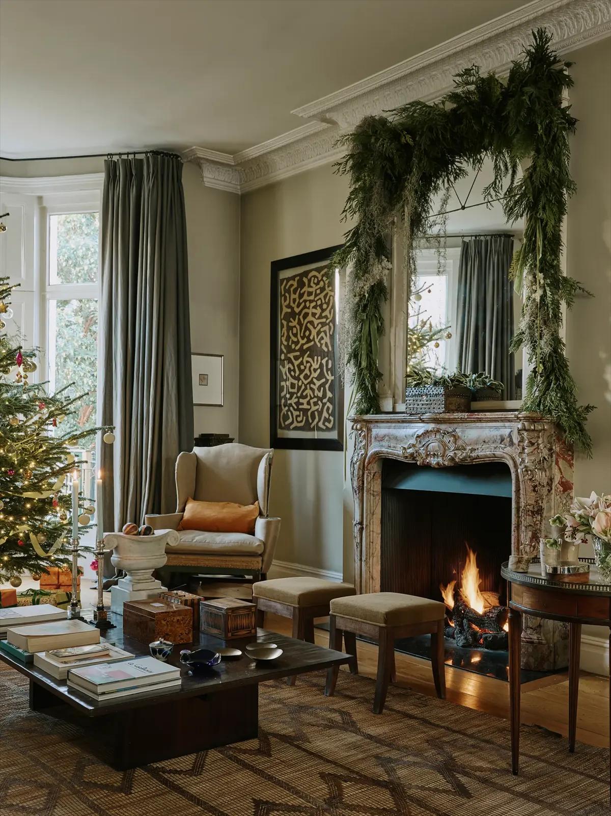 Гостиная с рождественской ёлкой у окна, серыми шторами, бежевым креслом и камином