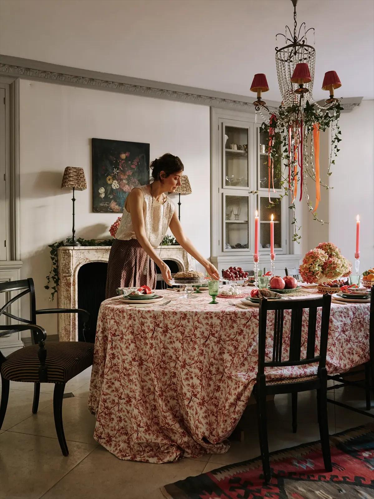 Женщина сервирует стол