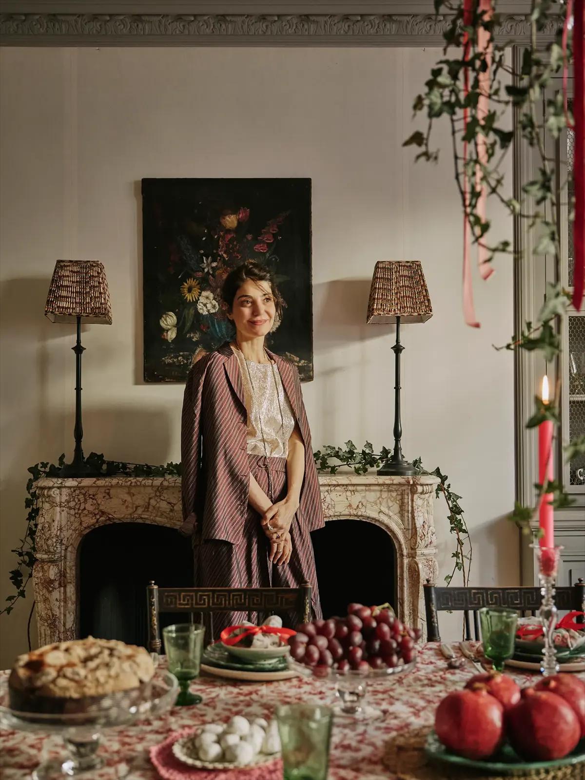 Ева Караяннис у накрытого праздничного стола