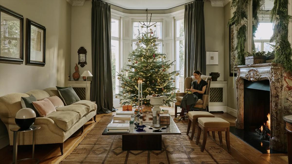 Уютная гостиная в викторианском стиле с рождественской ёлкой у окна