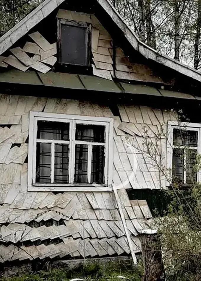 Фасад дома заброшенной старой дачи