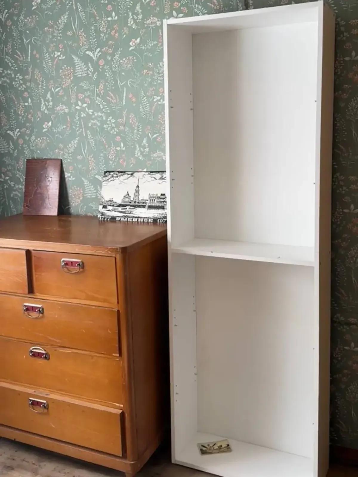 Белый книжный шкаф на этапе сборки