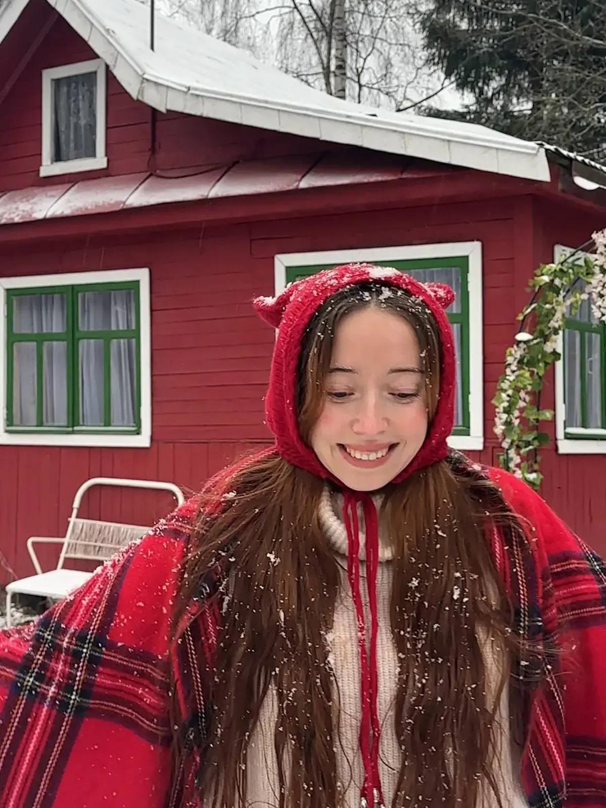 Виктория из Рыбинска на фоне своей дачи