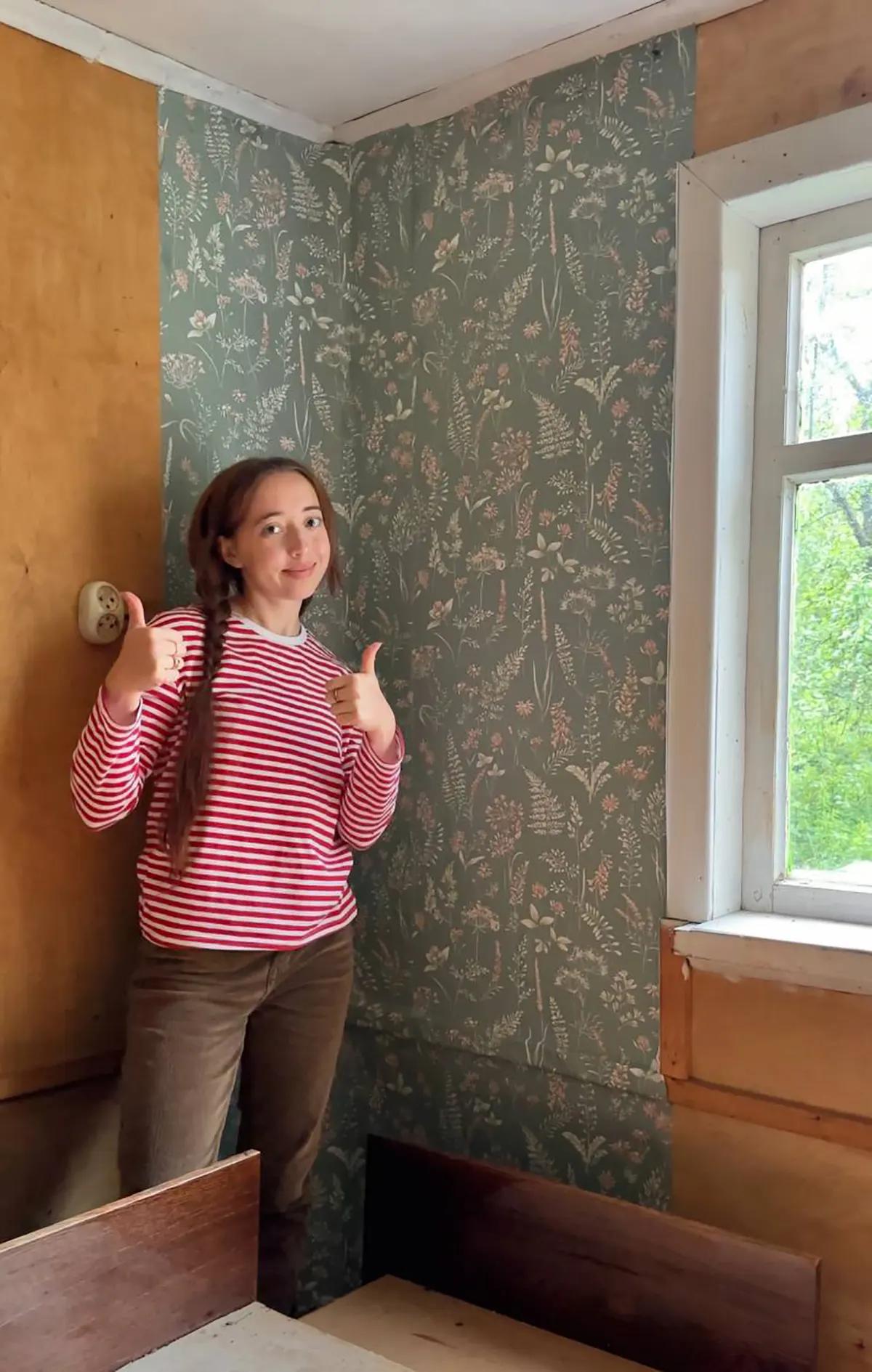 Процесс поклейки обоев в доме