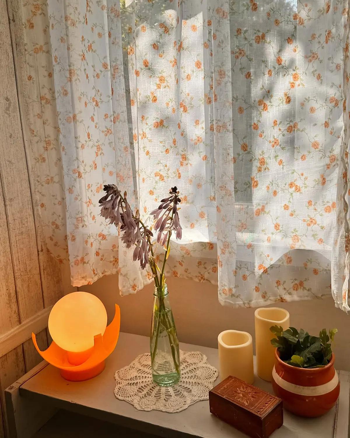 Уютный уголок в спальне с естественным светом из окна