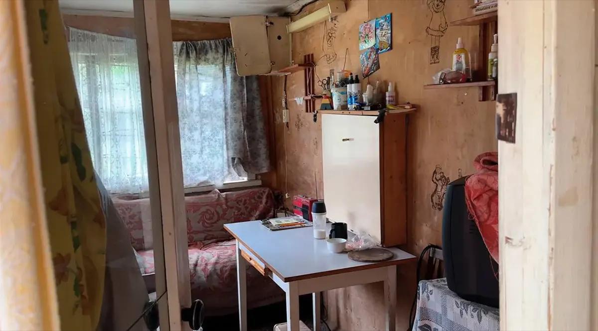 Внутри заброшенного домика до ремонта