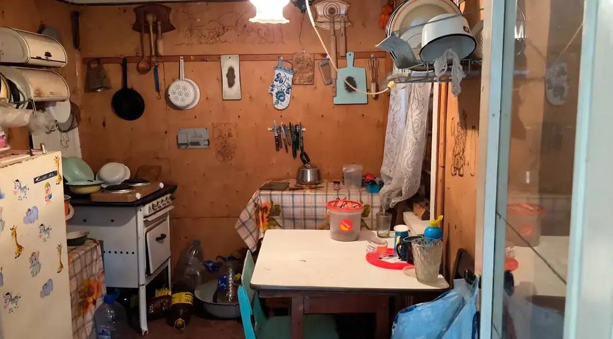 Внутри заброшенного домика на кухне до реставрации