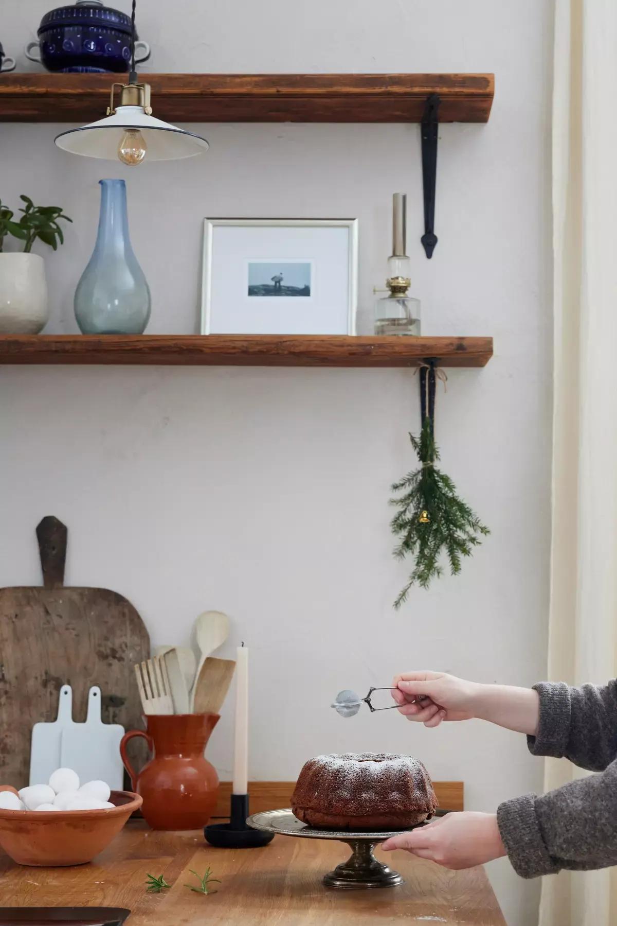 Руки девушки посыпают выпечку сахарной пудрой