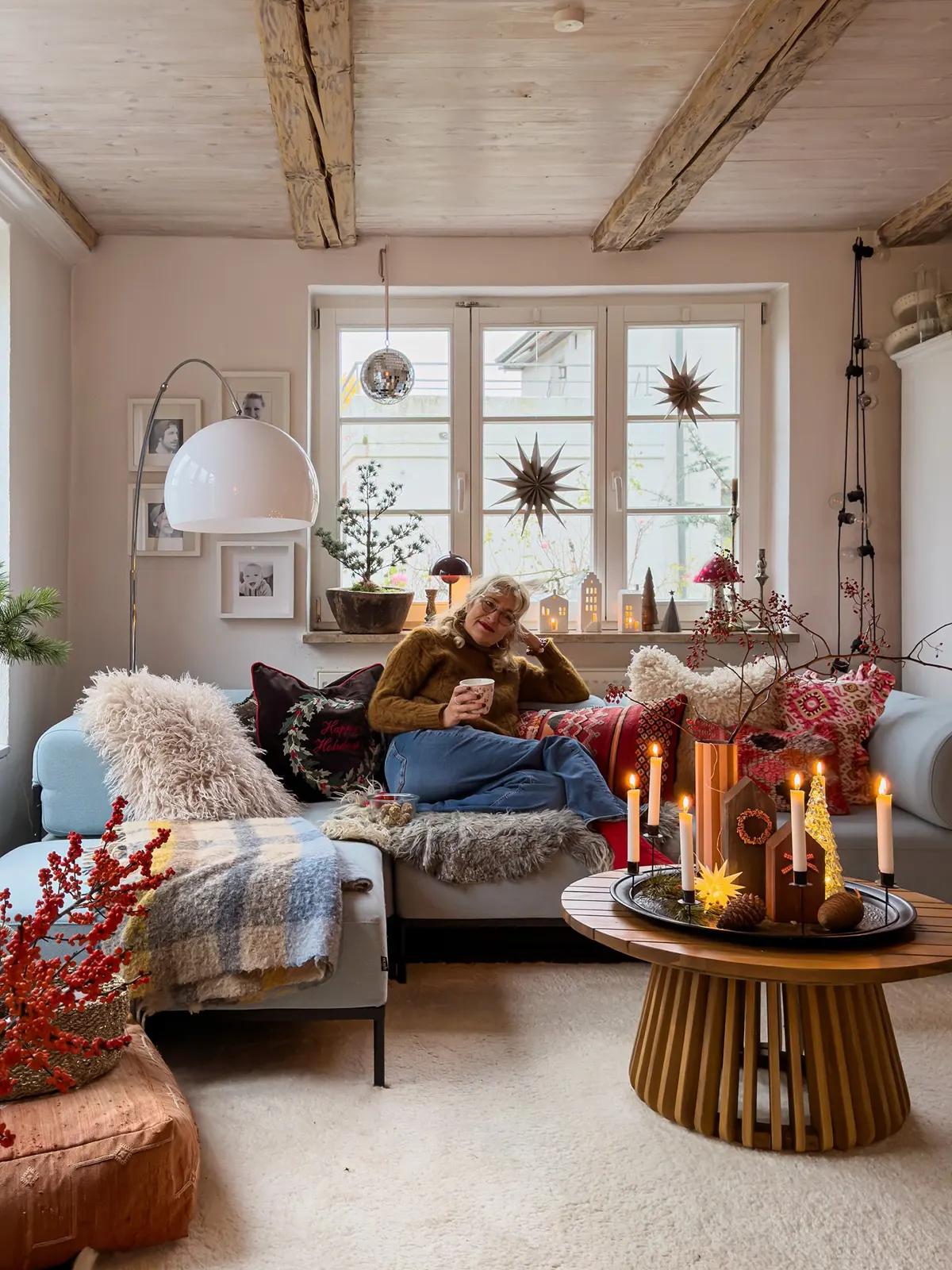 Кристель Харниш на диване в уютной гостиной