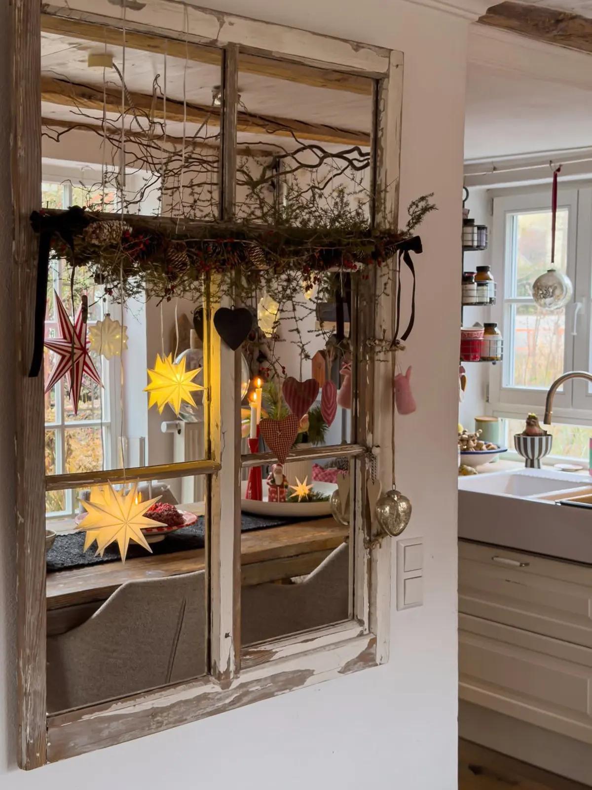 Элементы рождественского декора на старой оконной раме