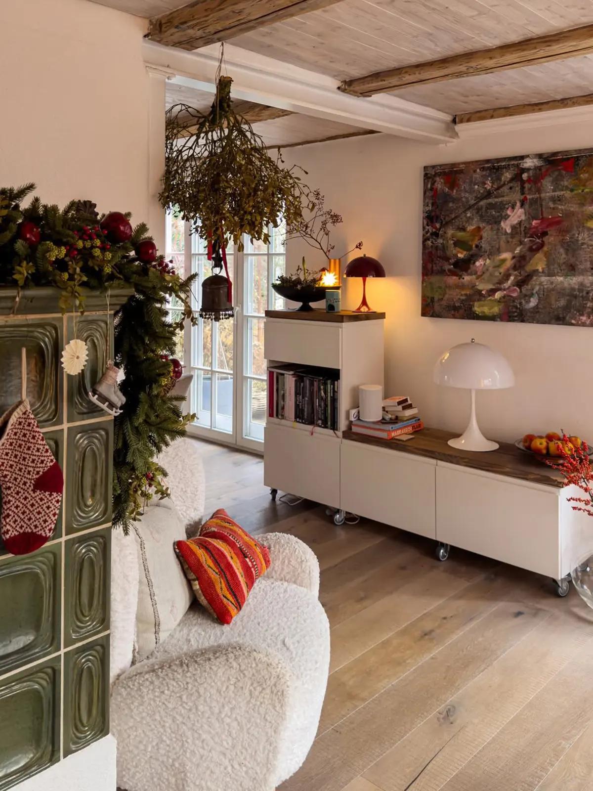 Уютная гостиная, украшенная к Рождеству