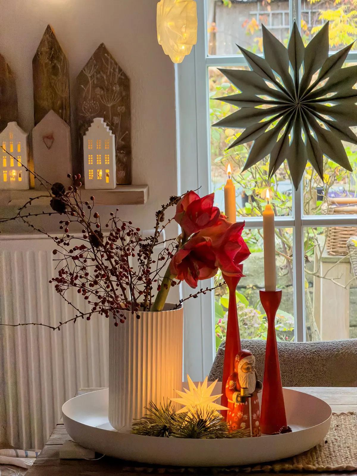 Рождественская звезда на окне