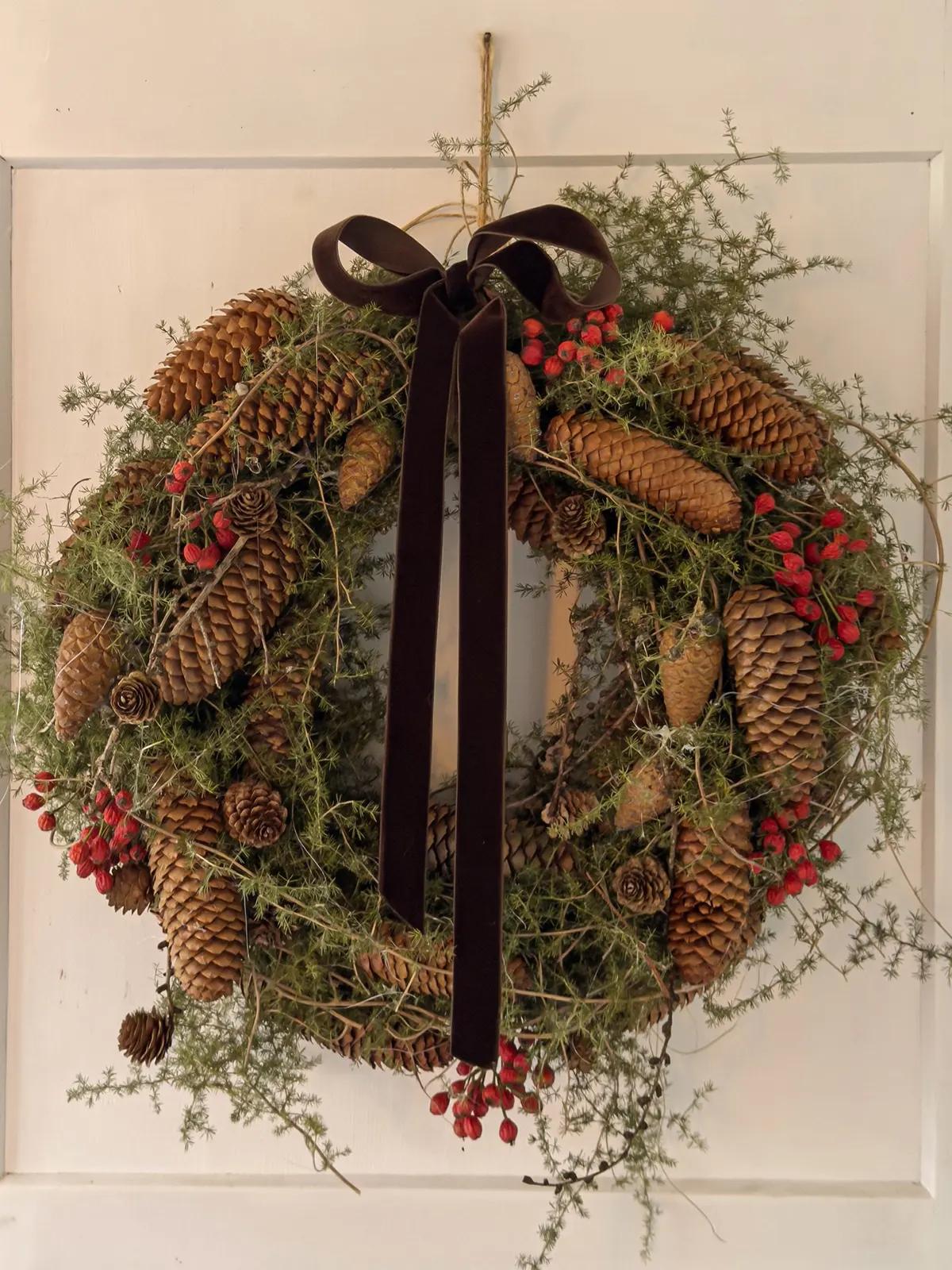 Рождественский венок из шишек с черной ленточкой