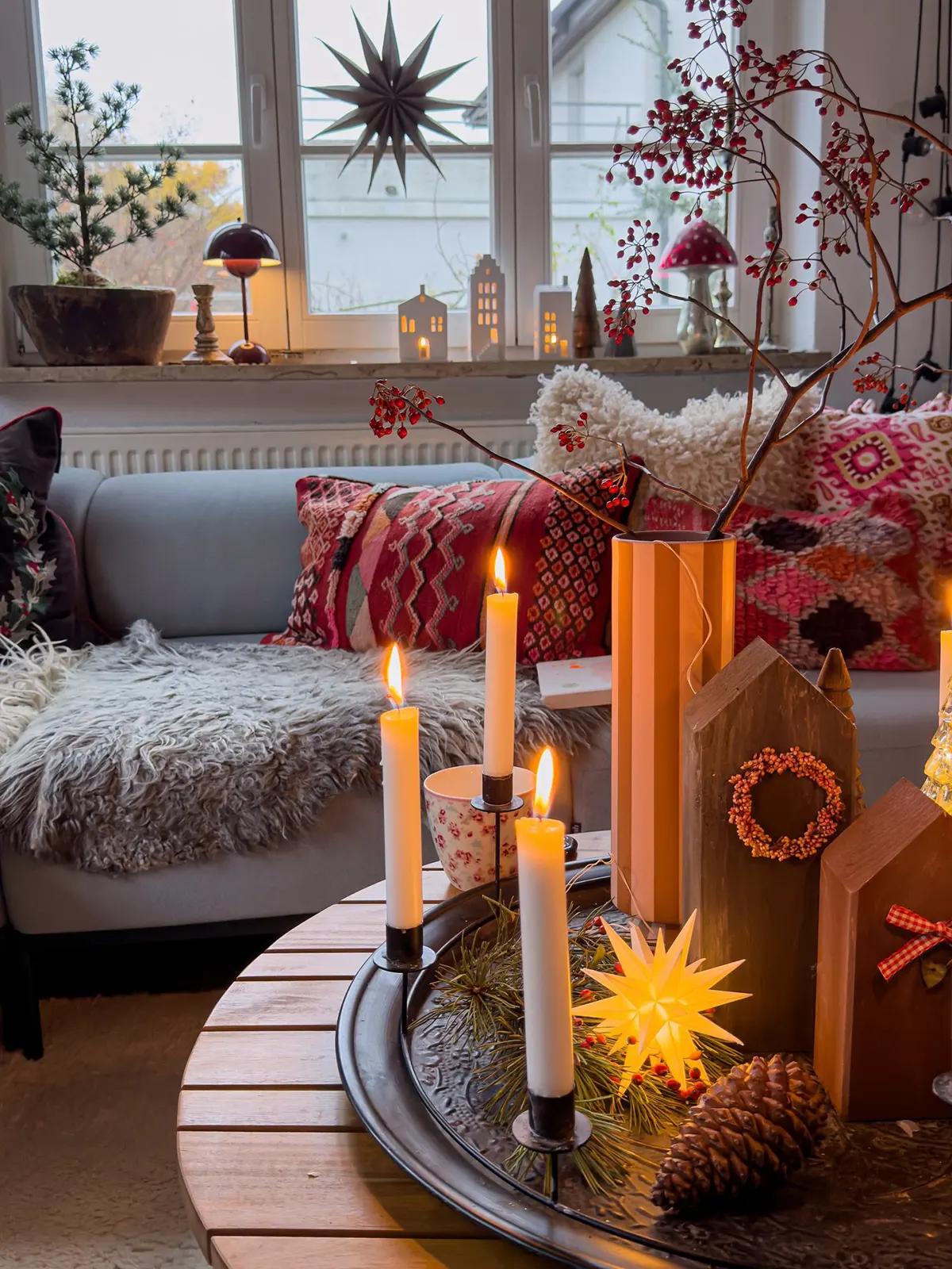 Круглый журнальный столик с подносом с горящими свечами