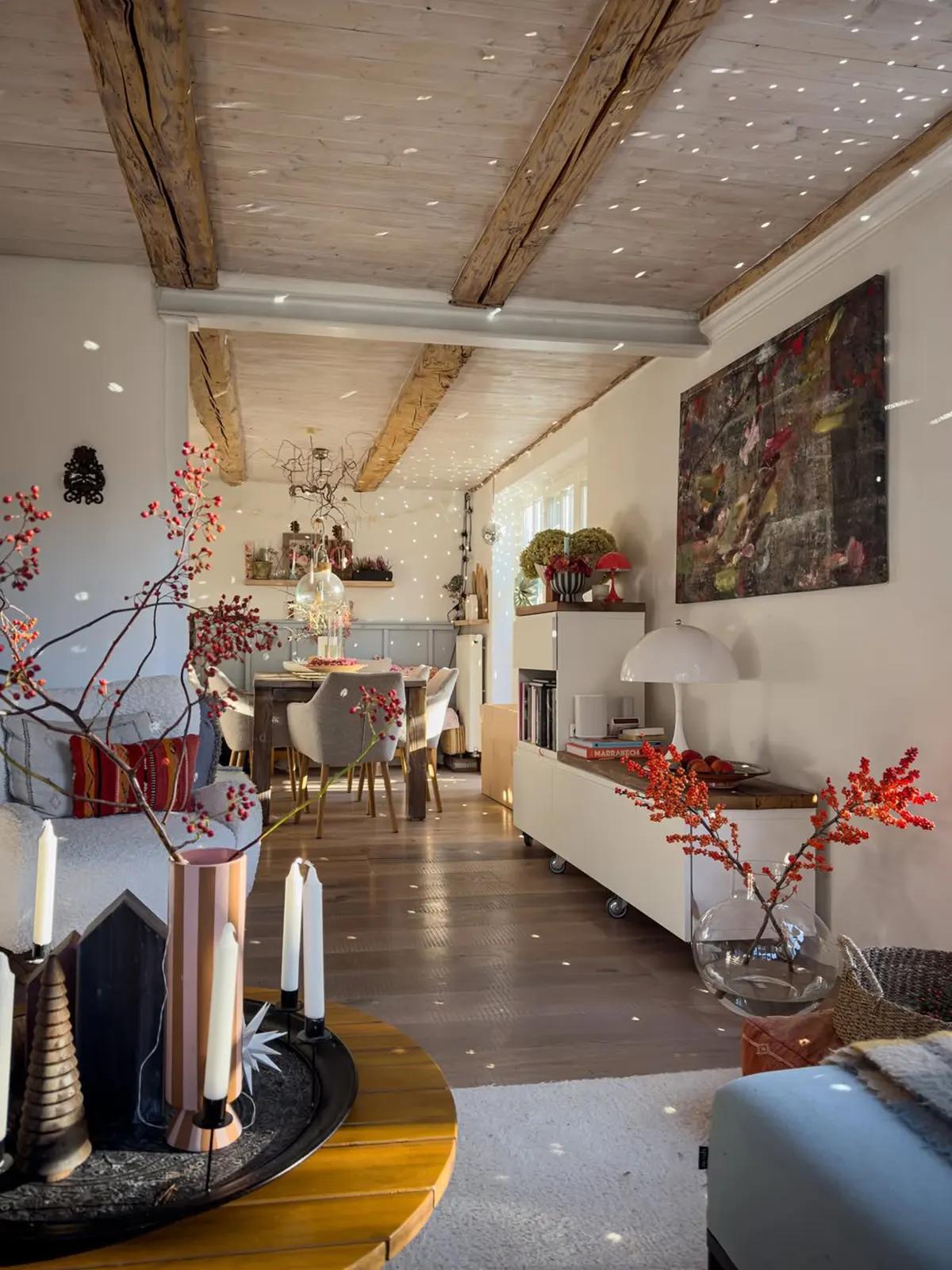 Солнечные зайчики по всей комнате