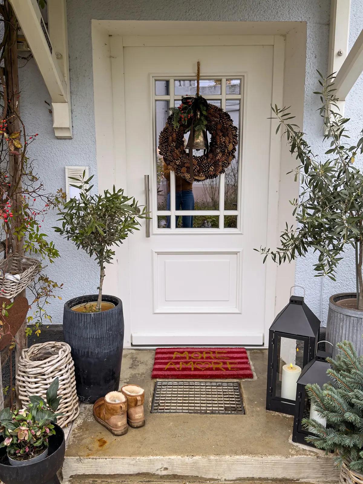 Рождественский венок на белой двери
