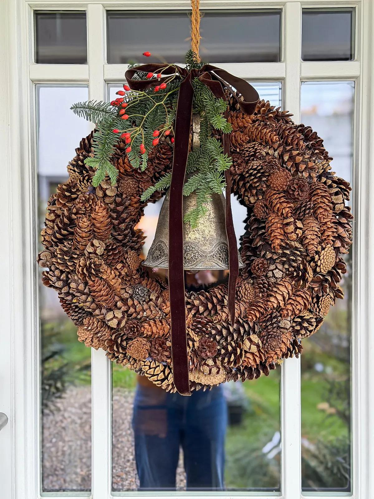Рождественский венок из шишек с колокольчиком
