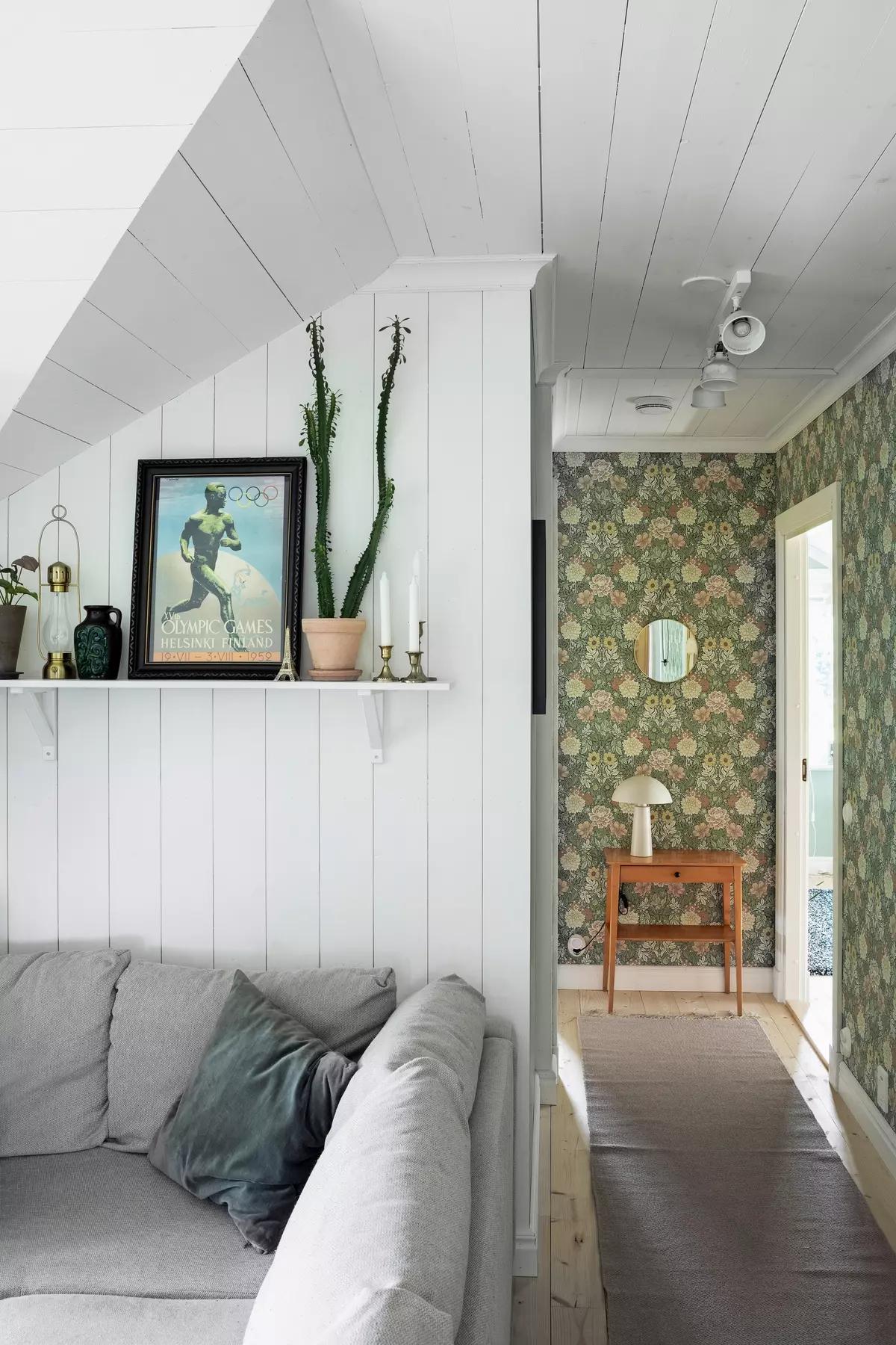 Полка с финским постером Олимпиады, кактусом, свечами