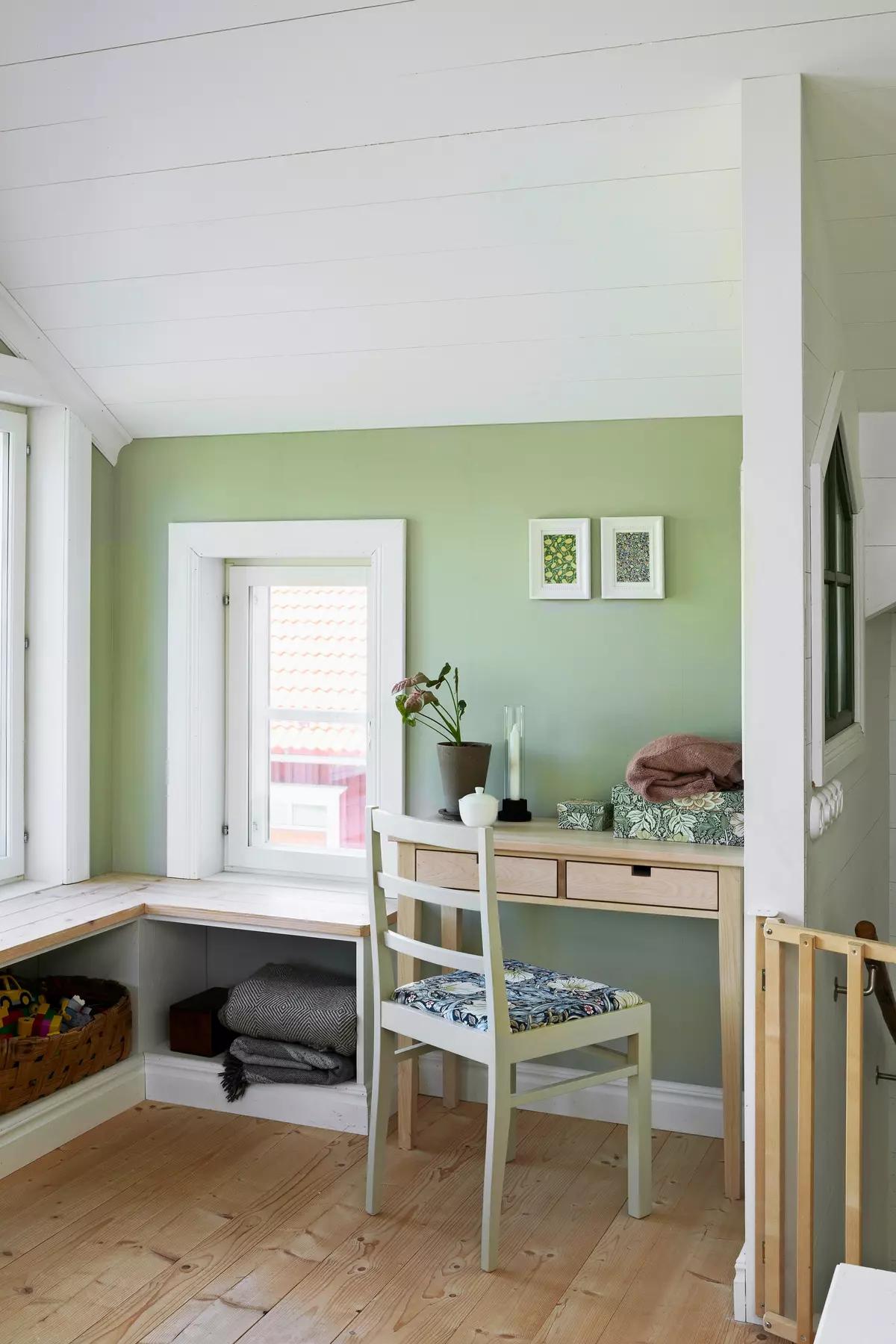 Уголок с деревянным столом и стулом у окна