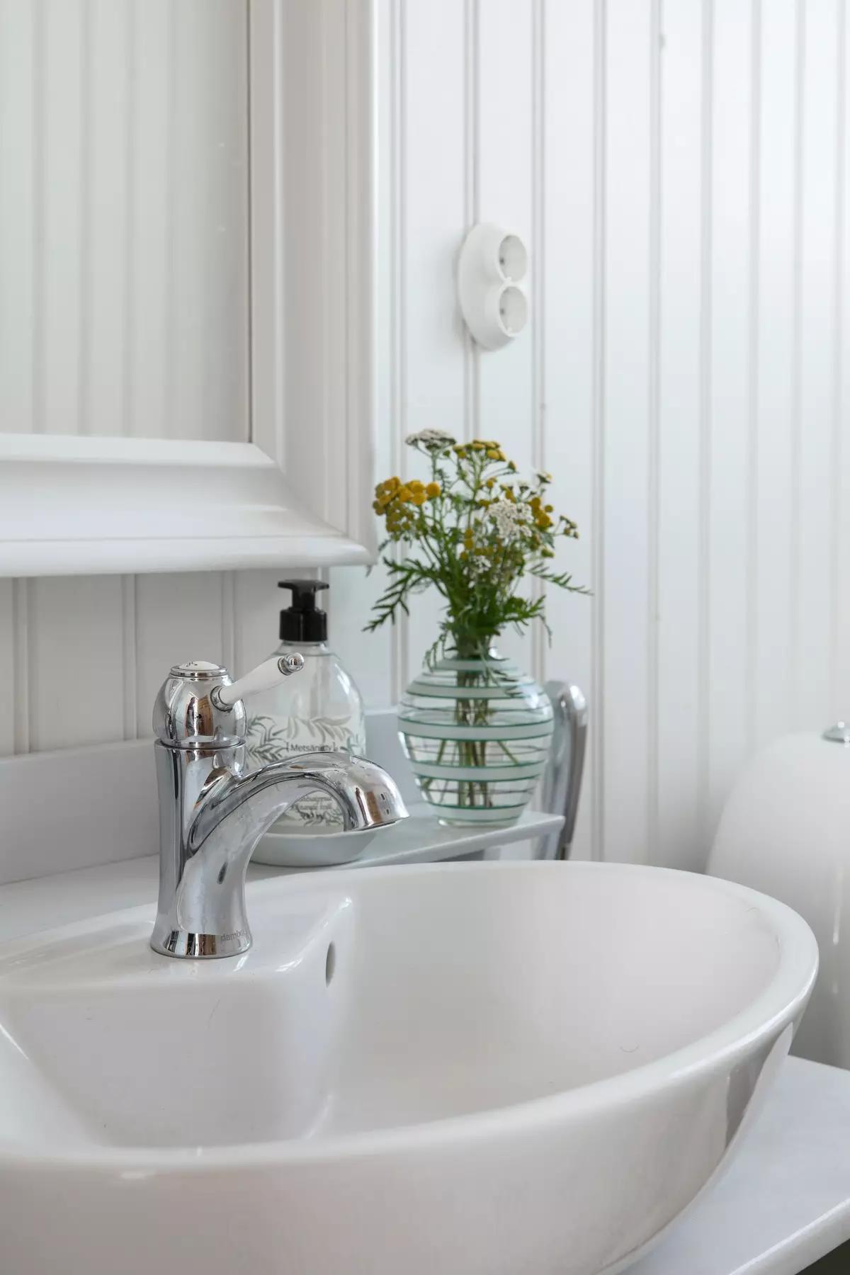 Раковина, дозатор мыла и ваза с жёлтыми цветами