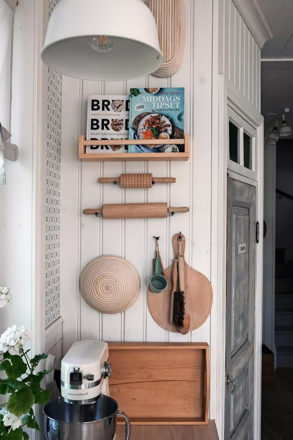 Кухонная стена с полкой для книг, скалками и другой кухонной утварью