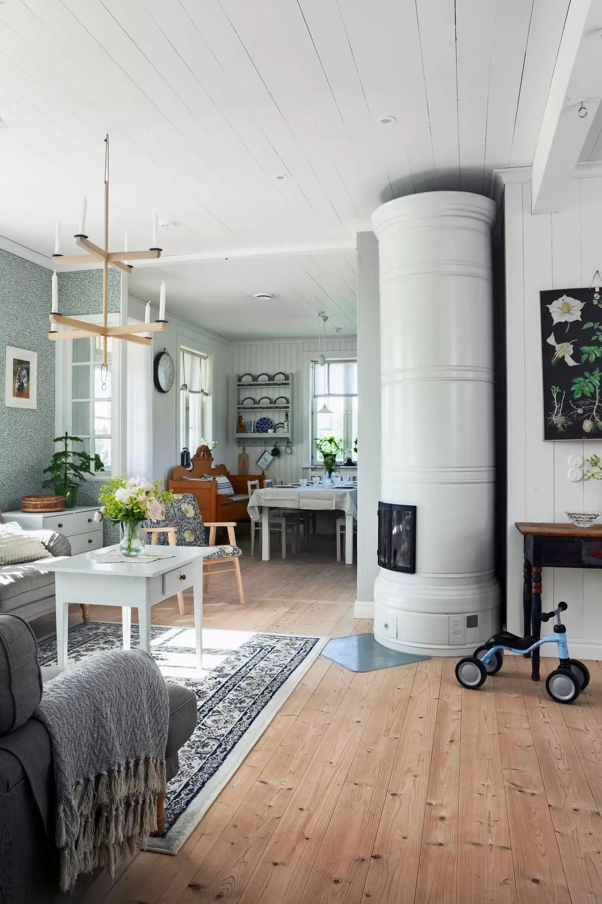 Гостиная с белой печью с видом на кухню