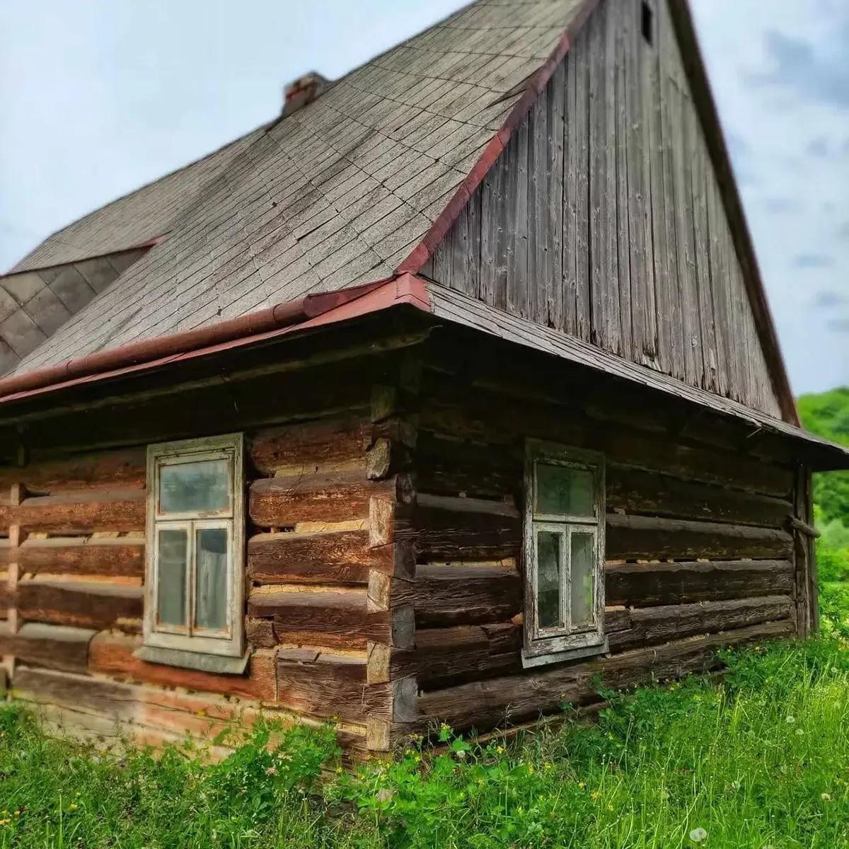 Строящийся дом под пасмурным небом