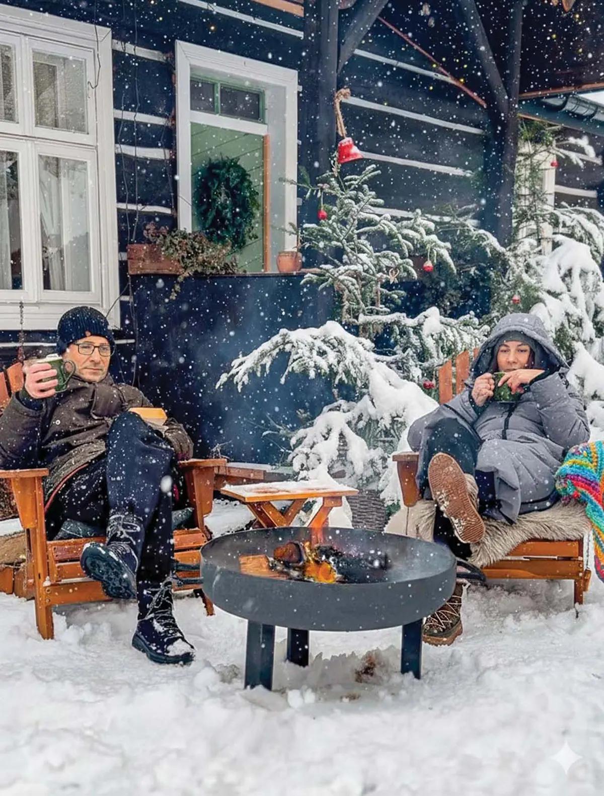 Польская семья Петр и Моника Вальцишек-Щурек во дворе своего дома зимой