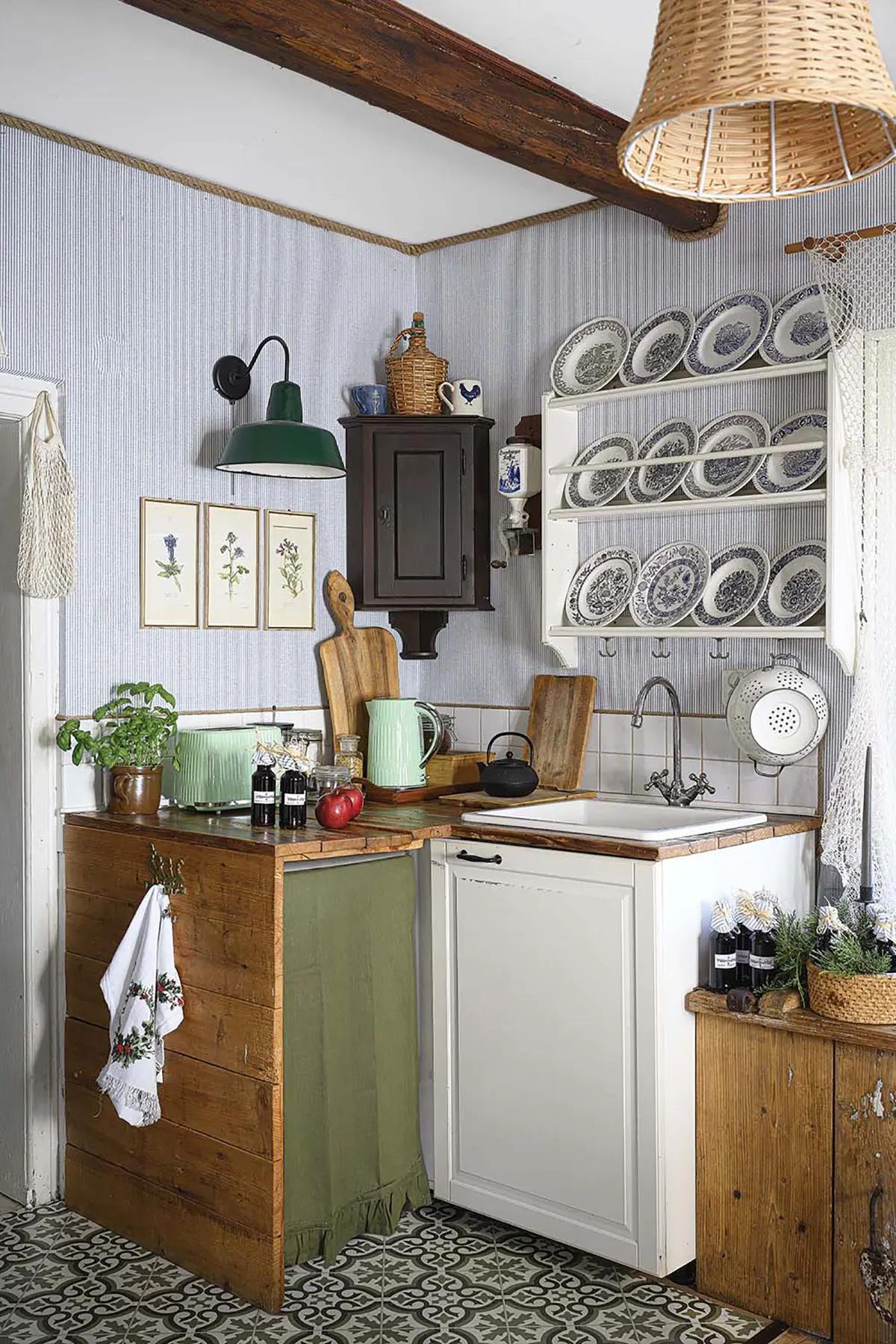 Винтажный уголок кухни с раковиной, деревянными столешницами, открытыми полками с синими тарелками 
