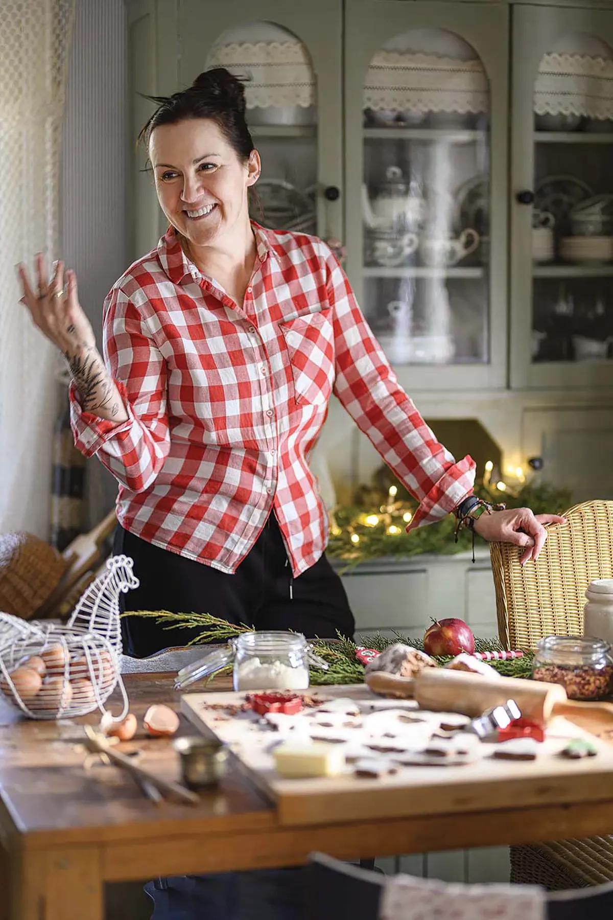 Женщина в красно-белой клетчатой рубашке на кухне