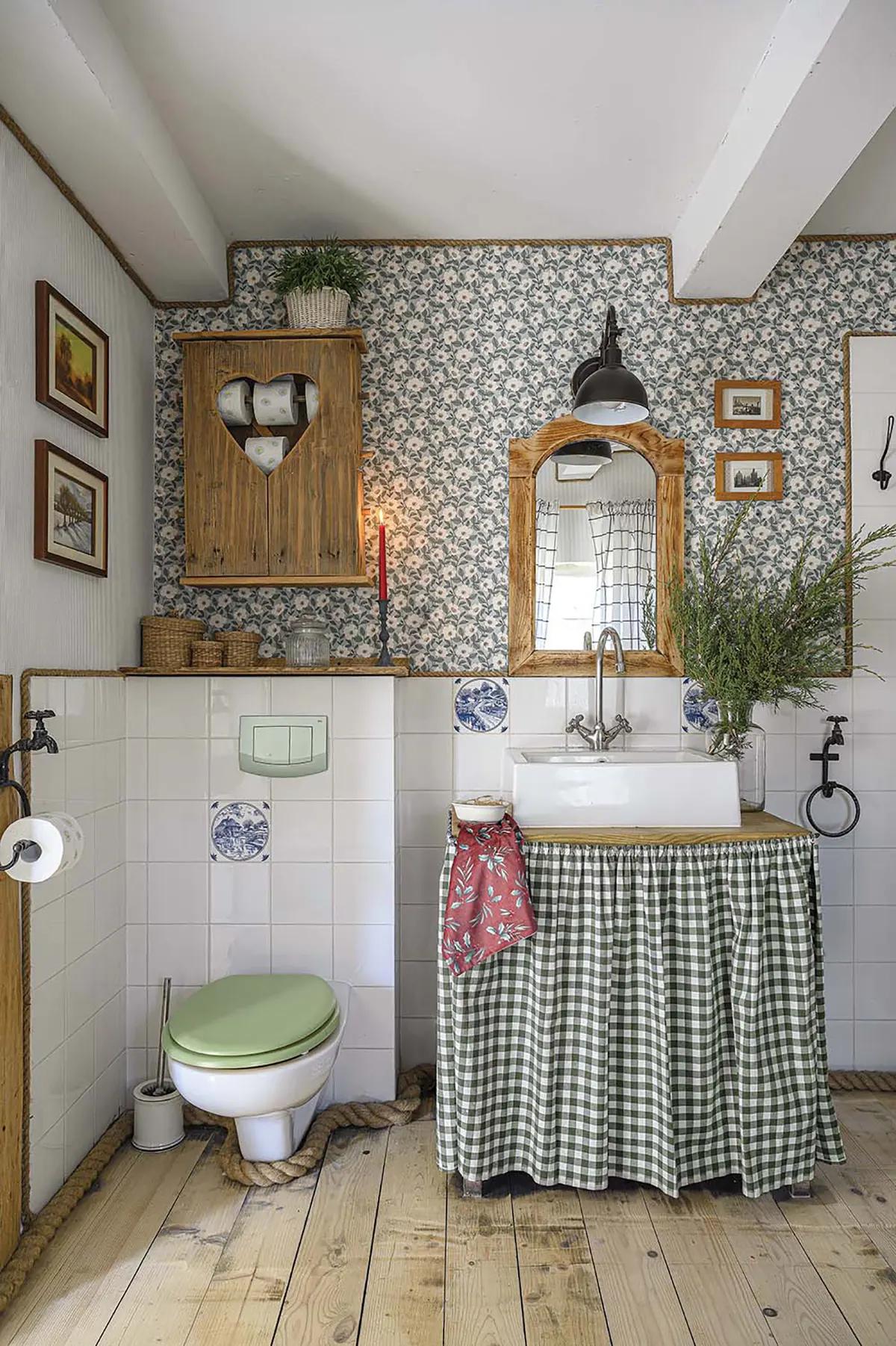 Ванная комната с цветочными обоями в классическом кантри-стиле
