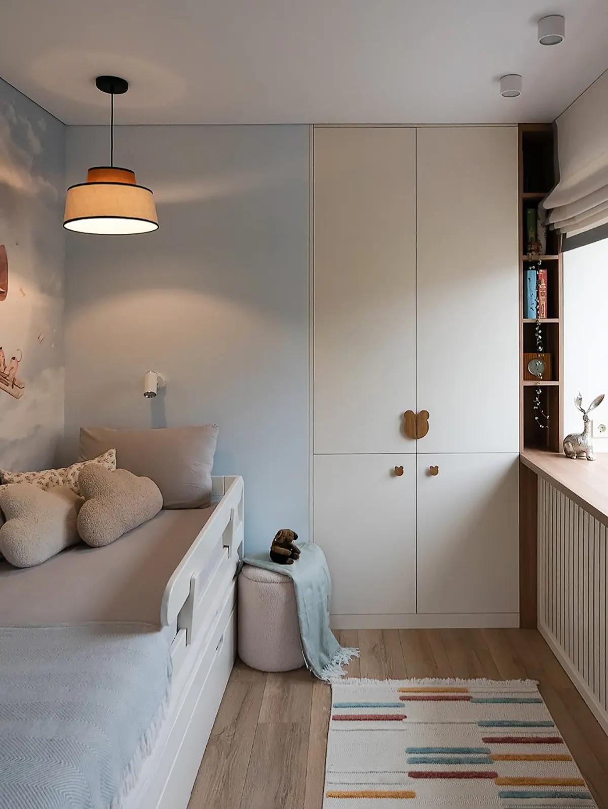 Детская спальня в нежно-голубых тонах с белой кроватью 