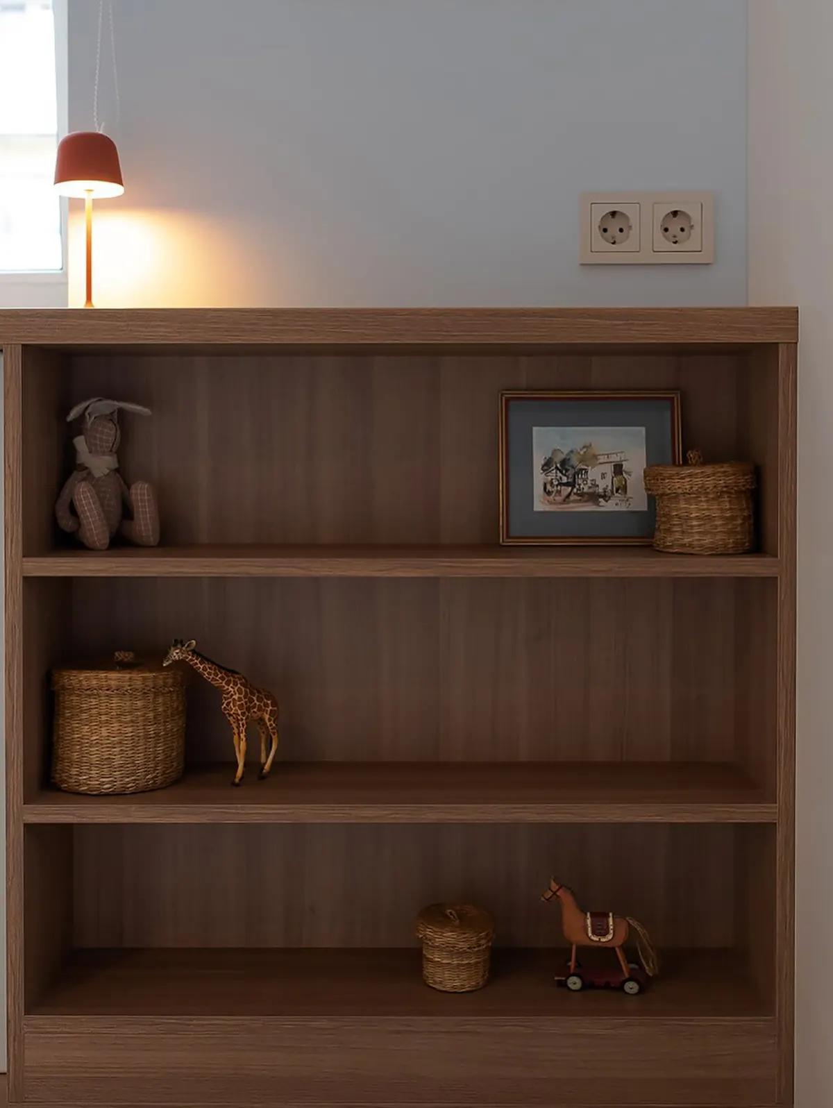 Деревянная полка с плетеными корзинками и игрушками